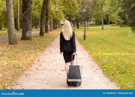 Femme Professionnelle Blonde Tirant Une Valise Image Stock Image Du Blonde Femme 76908479