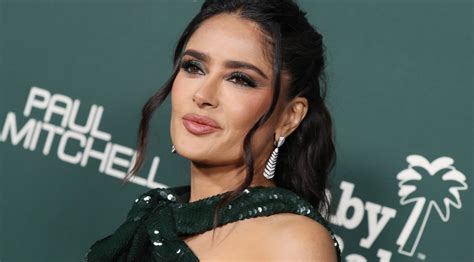 Salma Hayek 57 ans ultra sexy elle dévoile son corps de déesse dans un bikini coloré