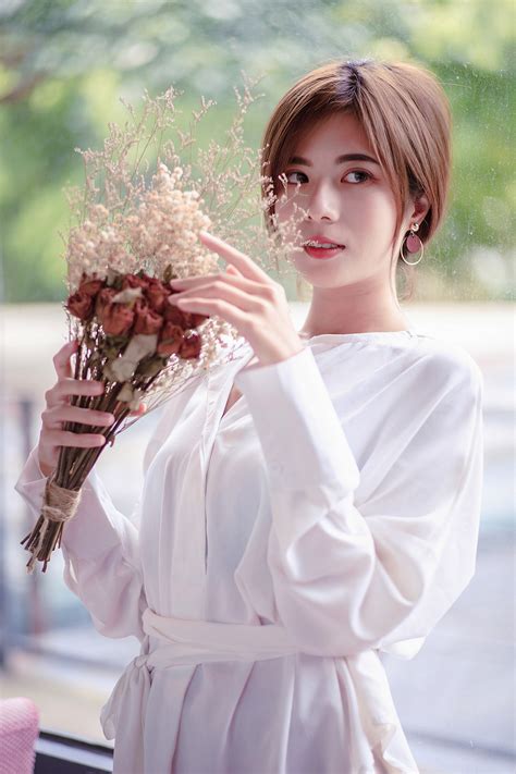 4K 5K Asian Bouquets Roses Bokeh Brunette Girl Glance Hands HD Wallpaper Rare Gallery