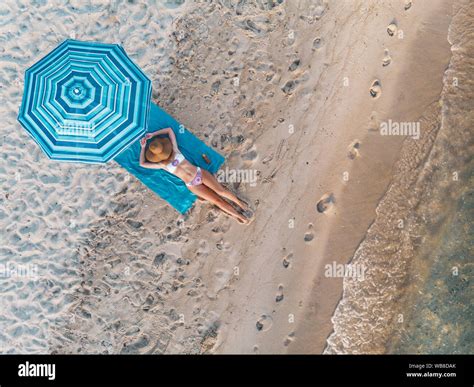 Belle femme bikini sur la plage Banque de photographies et dimages à haute résolution Alamy