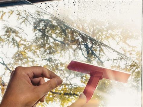 Наклейка пленки на стекло