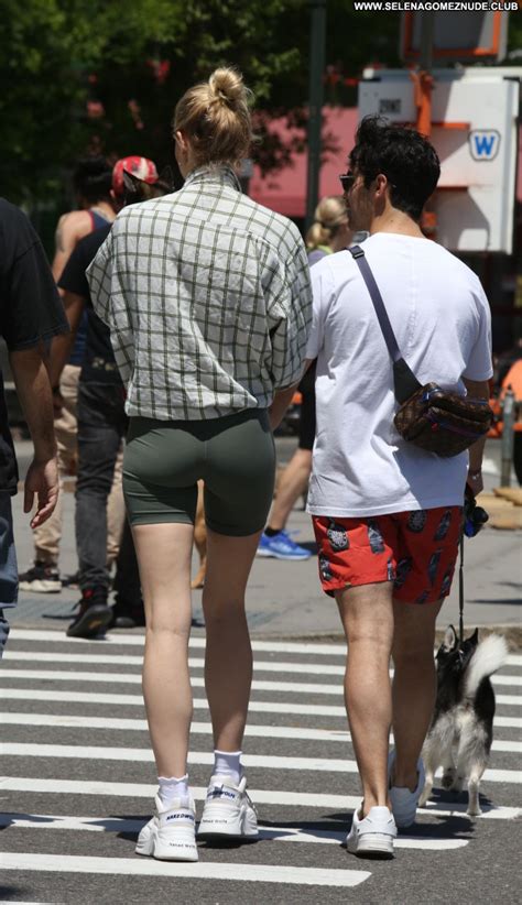 Sophie Turner Sexy Posing Hot Babe Beautiful Celebrity Famous And Uncensored