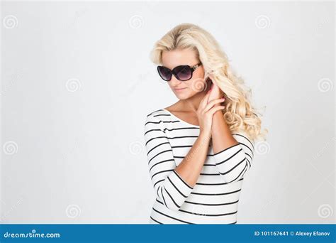 Blonde Dans Des Lunettes De Soleil Image Stock Image Du Beaut Fleur