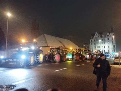 Protestaktionen Von Landwirten F Hren Zu Verkehrsbehinderungen In