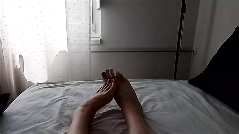 Napalona Milf Translady M Wi Swoim Seksownym G Osem I Pokazuje Pomalowane Na Czerwono Palce U