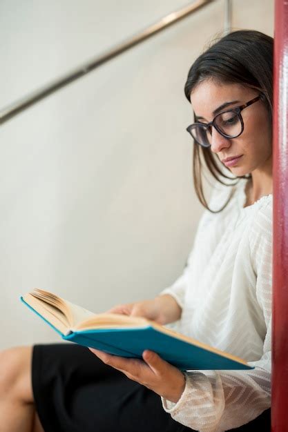 Libro De Lectura Adolescente De La Mujer Que Se Sienta En La Escalera