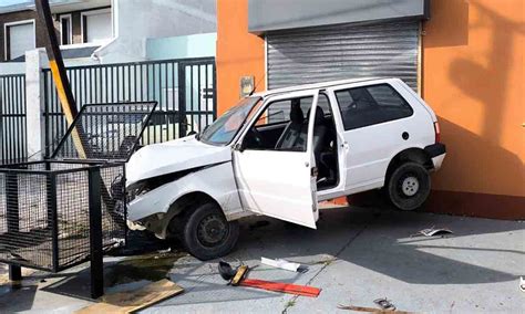 Perdi El Control Del Auto Se Subi A La Vereda Y Choc Contra Un