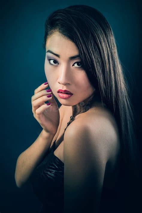 Brunette Asiatisches Modell Auf Grey Background Stockfoto Bild Von Luxus Asiatisch