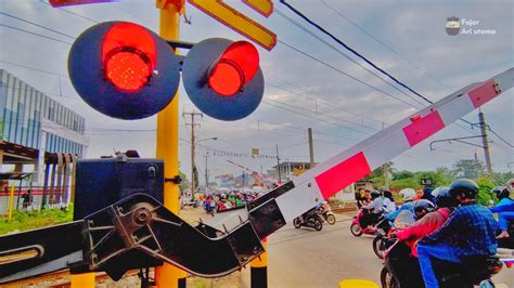 Railroad Crossing Indonesia Perlintasan Kereta Api Krl Youtube