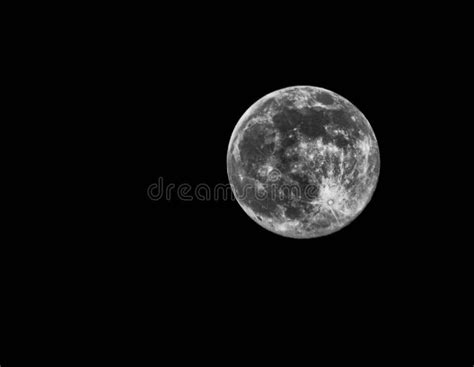 Una Foto De La Luna En Mano Una Foto En Blanco Y Negro De La Luna Y