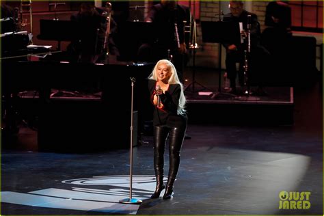 Christina Aguilera Debuts New Spanish Language Song At Latin Grammys 2021 Looks Stunning On Red