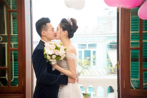 Người đẹp HHVN bật khóc trong ngày lên xe hoa với hot boy cảnh sát