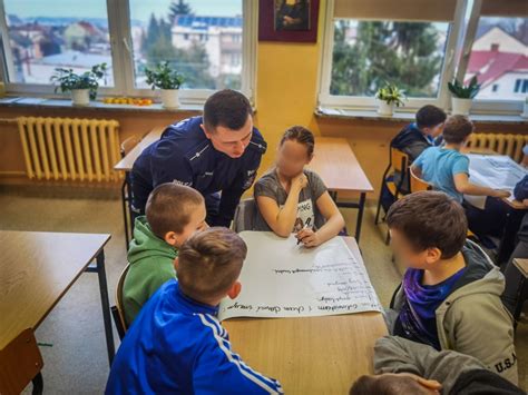 Dzie Praw Cz Owieka Z Policjantami Dzia Ania Profilaktyczne