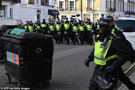 Met Police Surround Pubs And Order Hooligans Participating To The Pro