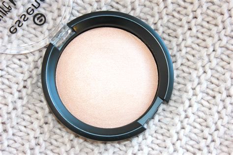 New Essence Pure Nude Highlighter Eline Blaise