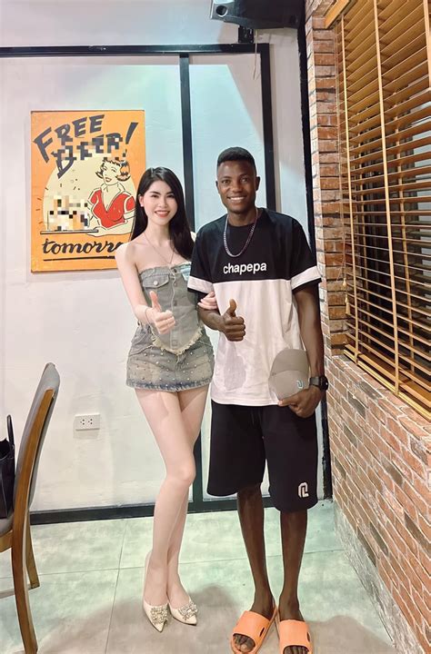 Hot girl Thái Bình tạo dáng thân mật bên Quang Linh Vlog bị dân mạng ném đá Trải Nghiệm Sống