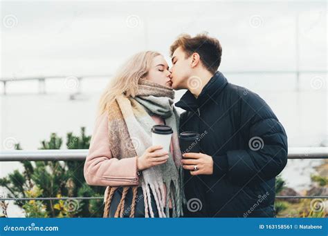 Lieve Brunette Jongen En Knappe Meid Blonde Koffie Drinken En Praten Op Date Loopende Tieners
