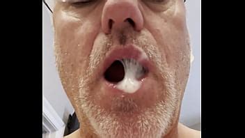 Sorbiendo mi propio semen de mi mano y tragándolo XVIDEOS