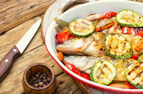 Peste La Gratar Cu Legume Coapte și Sos De Pătrunjel Retete Fish To