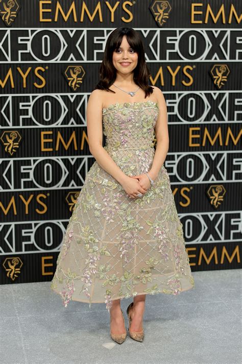 Jenna Ortega Ose Le Naked Dressing En Givenchy Aux Emmy Awards 2025 Vogue France