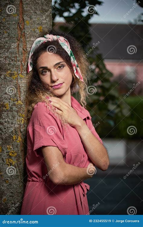 Portrait Vertical Dune Jeune Femme Assise Sur Un Arbre En Robe Rose