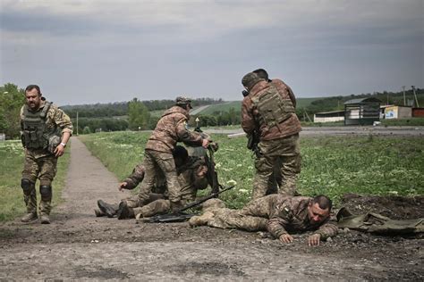 Guerre en Ukraine dans le Donbass larmée russe pilonne Kiev