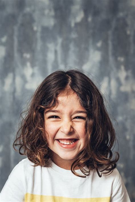 Petite Fille En Criant Fort Sur Le Fond Bleu Photo Stock Image Du