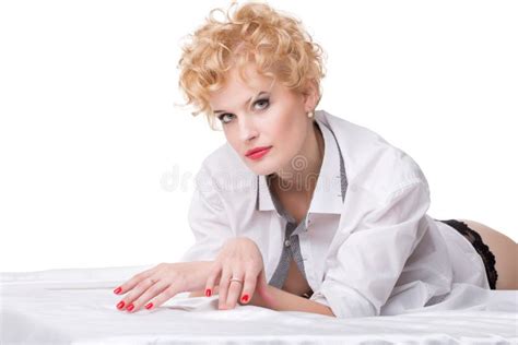 Portrait De La Belle Femme Blonde Se Trouvant Sur Le Lit Photo Stock Image Du Chemise Femelle