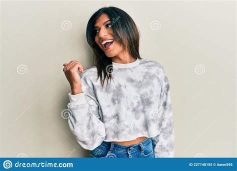 Jovem Transexual Latina Vestindo Roupas Casuais Apontando O Polegar Para O Lado Sorrindo Feliz