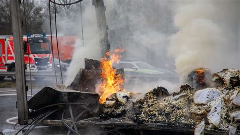 Fotostrecke Feuerwehr Bek Mpft Lkw Brand Auf A Rastplatz