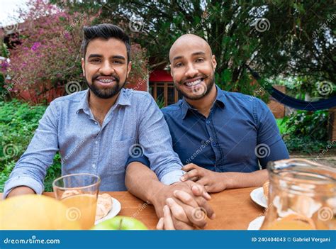 Pareja Gay Sonriendo Y D Ndose La Mano Afuera En El Jard N Imagen De Archivo Imagen De Retrato