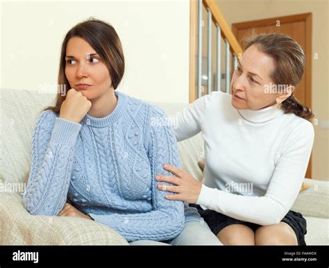 Femme mature tente de concilier avec sa fille adolescente après conflit Se concentrer sur la