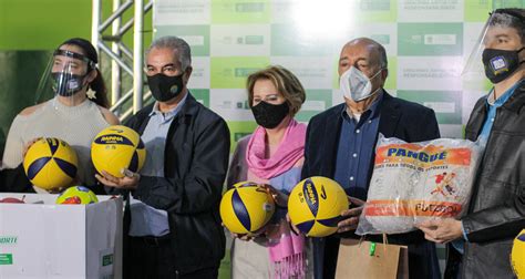 Governador participa da volta às aulas e entrega de reforma da escola