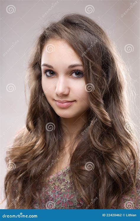 Giovane Bellezza Del Brunette Fotografia Stock Immagine Di Modo