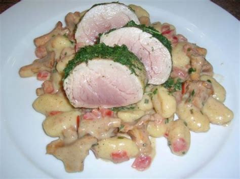 Rosa Pochiertes Schweinefilet Im Kr Utermantel Auf Pfifferling Gnocchi