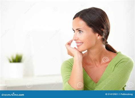 Ragazza Adulta Latina Che Sorride Mentre Guardando Soddisfatto Immagine Stock Immagine Di