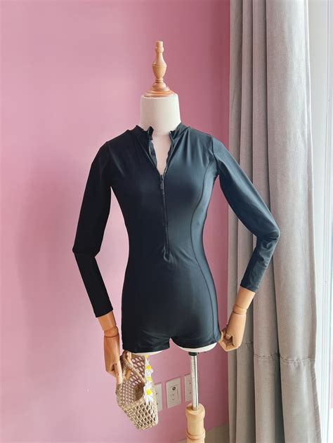 Bikini Đồ bơi nữ có tay khóa kéo màu ĐEN FORM SHORT sành điệu kín đáo
