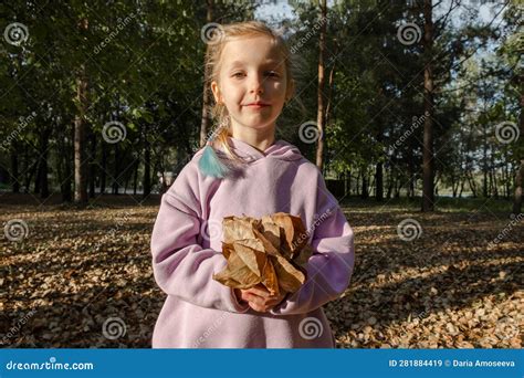 Joyeux Jolie Jeune Fille Blonde Heureuse Avec Un Bouquet De Feuilles D Automne Pose Dans Le Parc