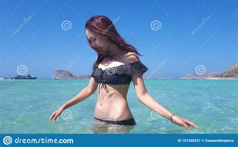 Mujer Feliz Hermosa En Bikini En Agua De La Turquesa Playa De Balos