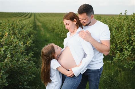 Premium Photo Beautiful Pregnant Brunette Mom And Dad And Dauther In