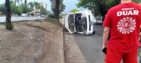 Iban En Una Camioneta Volcaron Y Se Salvaron De Milagro El Diario De