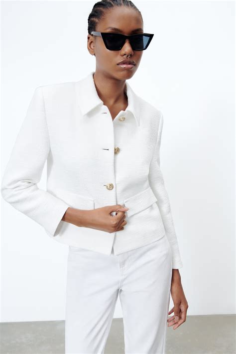 7 Nineties Minimalist Outfits Fashion Insiders Are Wearing | Who What Wear
