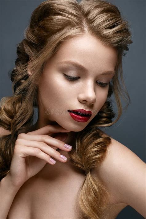 Bella Ragazza Con Le Trecce Ed Il Trucco Delicato Nude Bello Modello Con Le Labbra Rosse