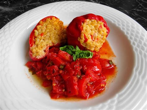 Gefüllte Paprikaschoten mit Zartweizen und Tomatengemüse von floroth