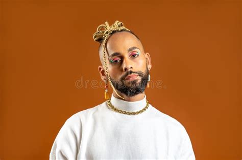 Gay Negro Con Maquillaje Brillante Foto De Archivo Imagen De Cosm Tico Negro