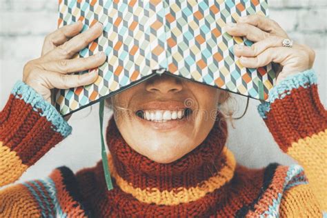 Mujer Feliz En Casa Cubriéndose La Cara Y Divirtiéndose Con Un Colorido