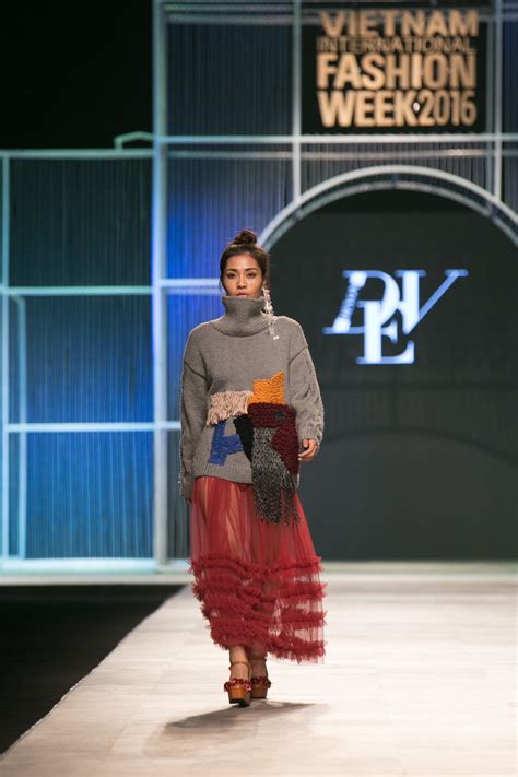 Hot Girl H Lade T I Xu T S N Catwalk Ho Ng Th Y L M Vedette Trong M Di N Th C A Vietnam