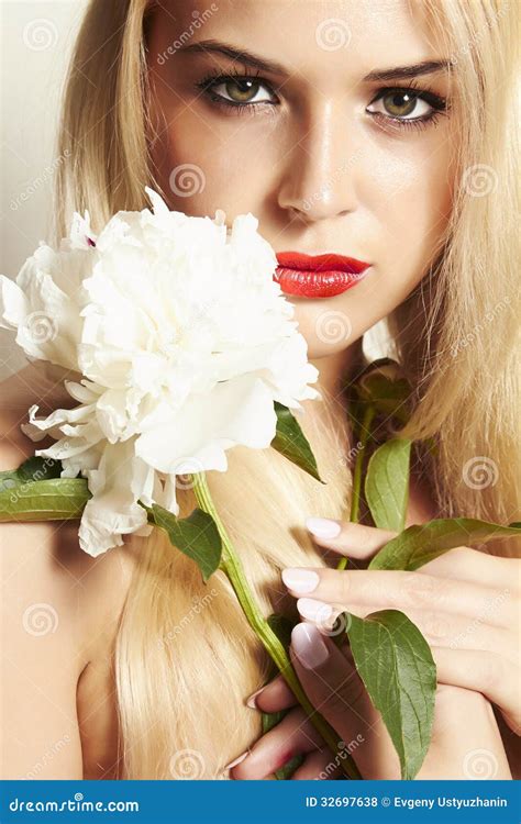 Belle Femme Blonde Avec La Fleur Blanche Photo Stock Image Du Fond Femelle