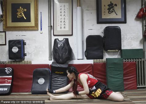 Hot girl xinh đẹp bốc lửa trên sàn đấu