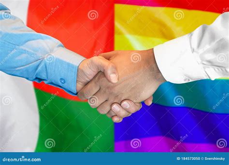 Apret N De Manos Sobre El Fondo De La Bandera Gay De Madagascar Y Lgbt Concepto De Soporte Foto